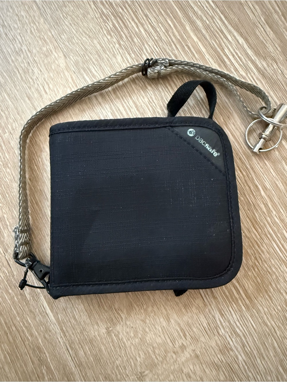 Pacsafe RFIDsafe V100 Blocking Bifold Wallet - Good Condition